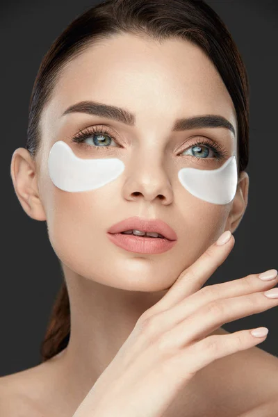 De zorg van de huid van de schoonheid. Mooie vrouwelijke gezicht met Eye Patches — Stockfoto