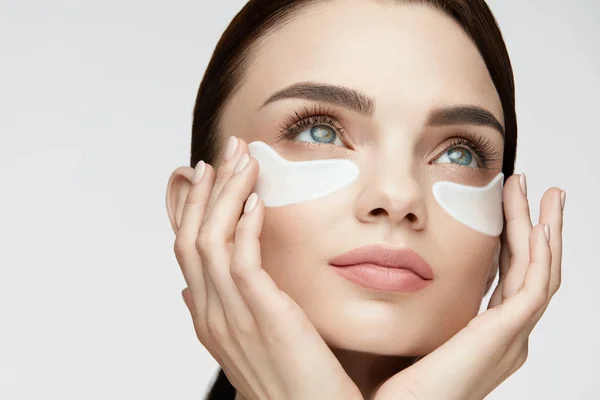 Лечение кожи глаз. Женщина с белыми повязками на лице — стоковое фото