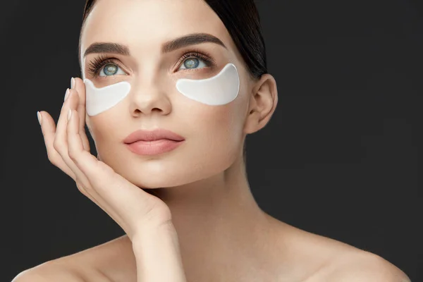 目の治療。女性の顔の眼の下のパッチ — ストック写真