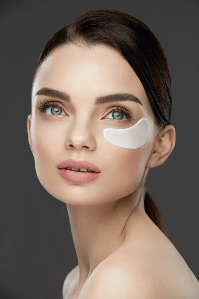 Patch Under Eye. Bella donna faccia con patch sulla pelle — Foto Stock