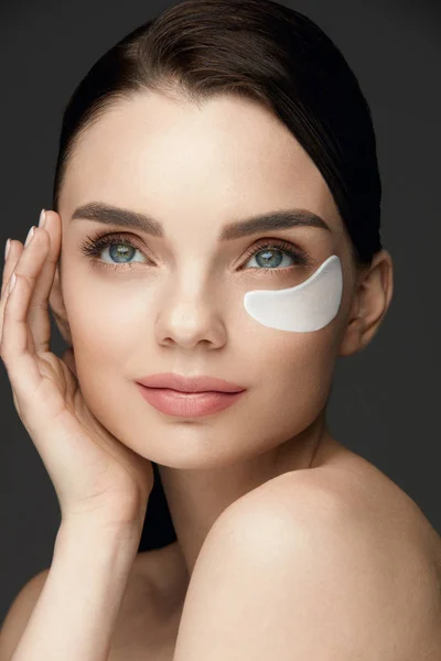 Patch Under ögat. Vacker kvinna ansikte med plåstret på huden — Stockfoto