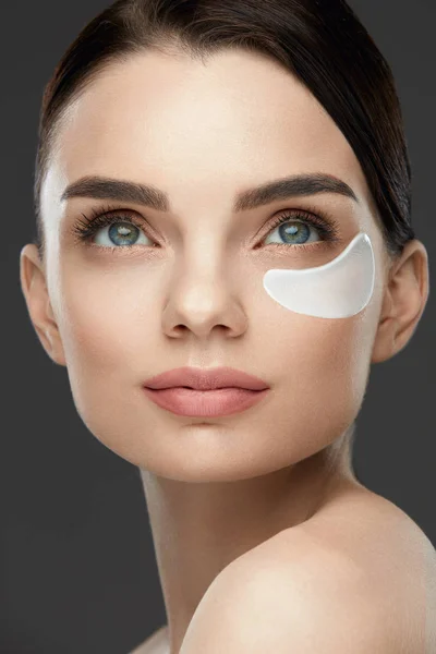 Patch Under Eye. Bella donna faccia con patch sulla pelle — Foto Stock