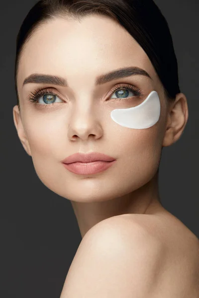 Patch Under Eye. Bella donna faccia con patch sulla pelle — Foto Stock