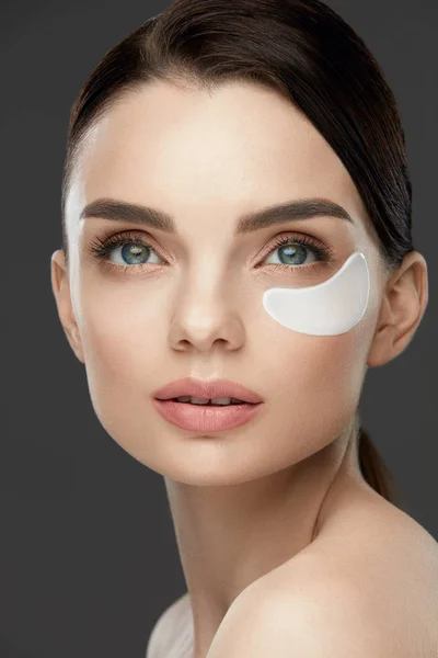 Patch Under Eye. Bella donna faccia con patch sulla pelle — Foto Stock