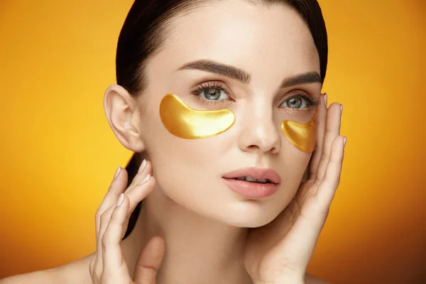 Woman Beauty Face With Mask Under Eyes — Stock Photo, Image