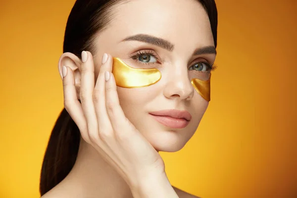 Augenpflege-Pflaster. schöne lächelnde Mädchen mit Maske auf dem Gesicht — Stockfoto