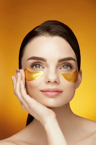 Patches Eye Skin Care. Menina sorridente bonita com máscara no rosto — Fotografia de Stock