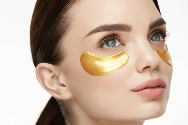 Femme Beauté visage avec masque sous les yeux — Photo