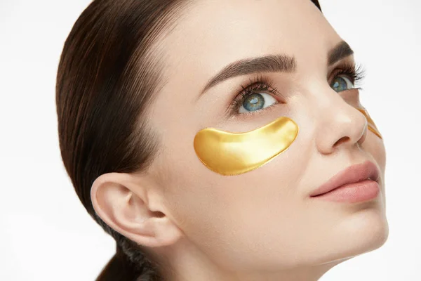 Femme Beauté visage avec masque sous les yeux — Photo