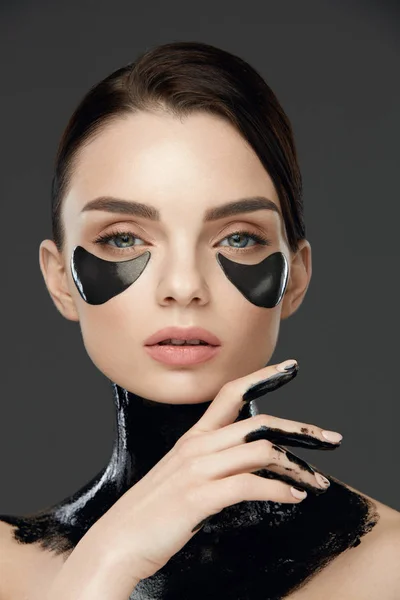 Woman Face With Mask And Patches Under Eyes. Beauty — Stock Photo, Image