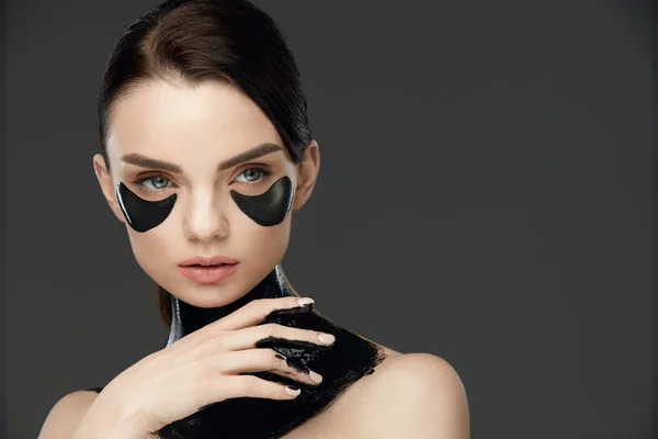 Donna faccia con maschera e patch sotto gli occhi. Bellezza — Foto Stock