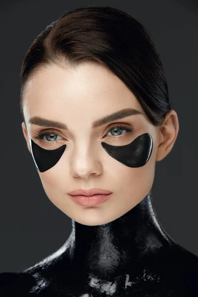 Cuidado facial. Mujer con parches en la piel bajo los ojos —  Fotos de Stock