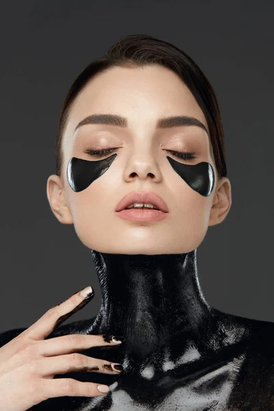 Mascarilla para el cuidado de la piel. Mujer con máscara y parches —  Fotos de Stock