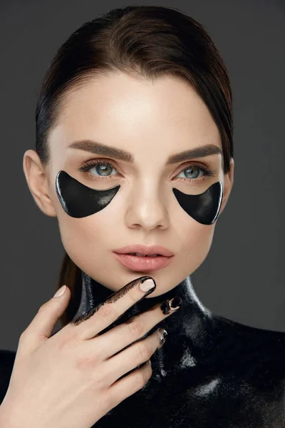 Frauengesicht mit Maske und Flecken unter den Augen. Schönheit — Stockfoto
