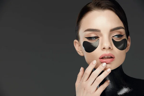 Frauengesicht mit Maske und Flecken unter den Augen. Schönheit — Stockfoto