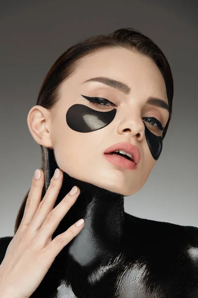 Huid zorg masker. Vrouw met masker en Patches — Stockfoto