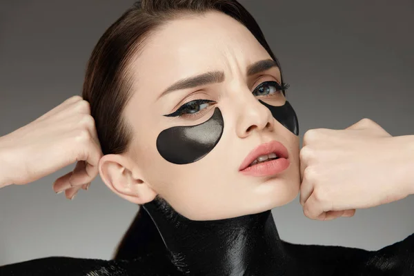 Mode en Beauty. Vrouwelijke gezicht met masker en Patches onder ogen — Stockfoto