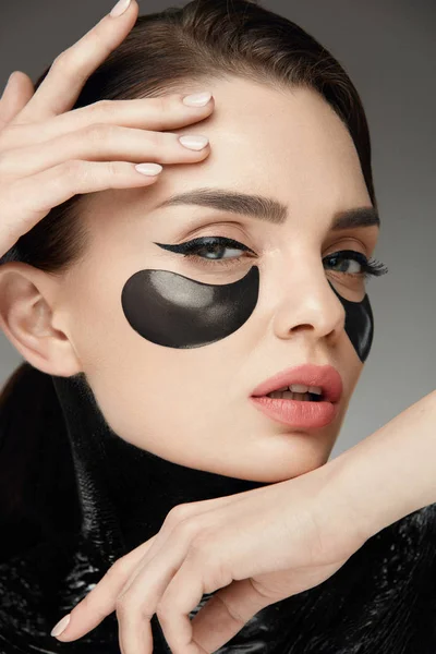 Mode en Beauty. Vrouwelijke gezicht met masker en Patches onder ogen — Stockfoto