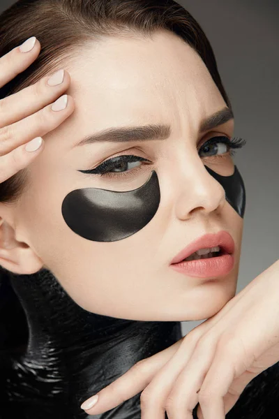 Mode en Beauty. Vrouwelijke gezicht met masker en Patches onder ogen — Stockfoto