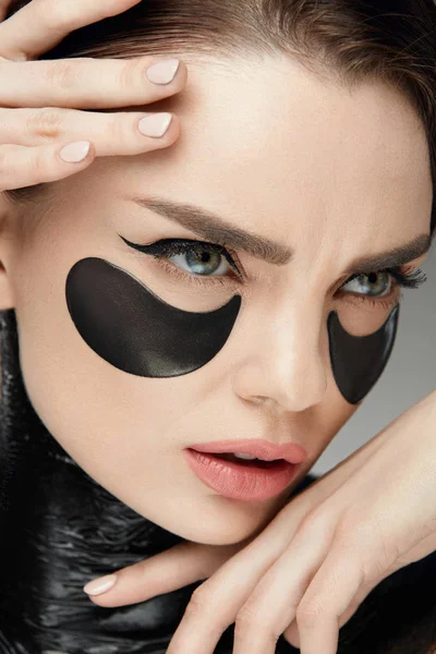 Mode en Beauty. Vrouwelijke gezicht met masker en Patches onder ogen — Stockfoto