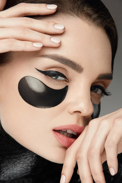 Moda e bellezza. Viso femminile con maschera e patch sotto gli occhi — Foto Stock