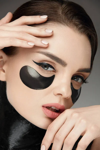 Moda e bellezza. Viso femminile con maschera e patch sotto gli occhi — Foto Stock