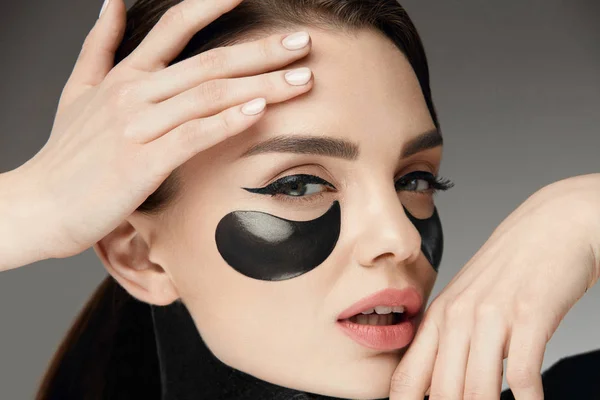 Mode en Beauty. Vrouwelijke gezicht met masker en Patches onder ogen — Stockfoto