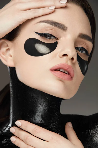 Mode und Schönheit. weibliches Gesicht mit Maske und Flecken unter den Augen — Stockfoto