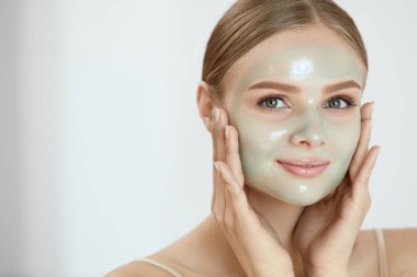 Güzellik maske peeling. Kadın uygulanan Peel Off yüz maskesi