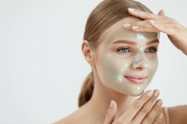 Güzellik maske peeling. Kadın uygulanan Peel Off yüz maskesi