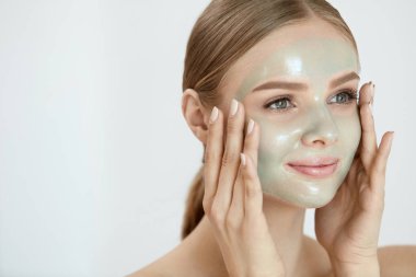 Güzellik maske peeling. Kadın uygulanan Peel Off yüz maskesi