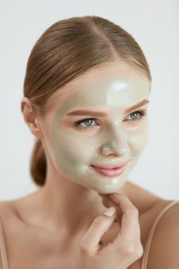 Yüz maskesi. Kadın maskesi ciltte Peeling ile kapatmak