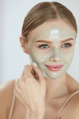 Yüz maskesi. Tatlı güzel kız maske Dış görünümden kaldırma