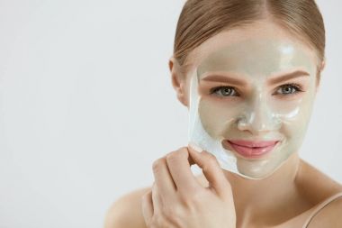 Yüz maskesi. Tatlı güzel kız maske Dış görünümden kaldırma