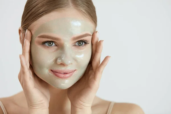 Peeling Beauty Mask. Perempuan Menerapkan Kulit Off Masker Pada Wajah — Stok Foto