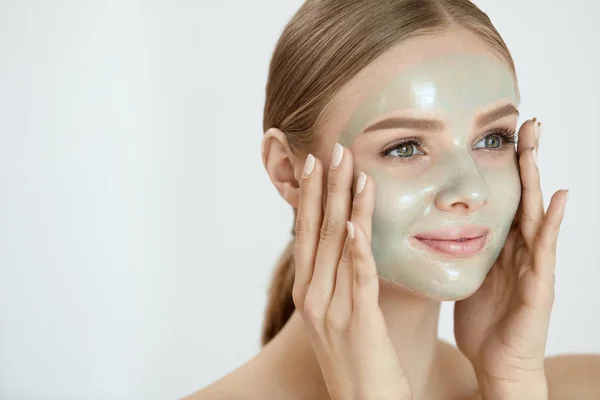 Peeling maschera di bellezza. Femmina applicare peel off maschera sul viso — Foto Stock