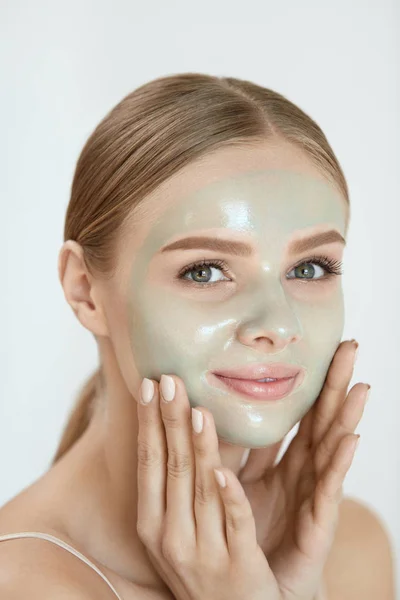 Peeling Beauty Mask. Perempuan Menerapkan Kulit Off Masker Pada Wajah — Stok Foto