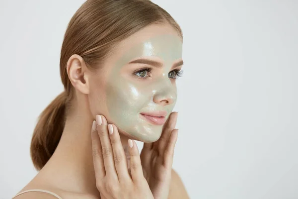 Peeling skönhet Mask. Kvinnliga tillämpa Peel Off Mask på ansikte — Stockfoto