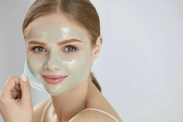 Gezichtsmasker. Mooi meisje close-up masker van huid verwijderen — Stockfoto