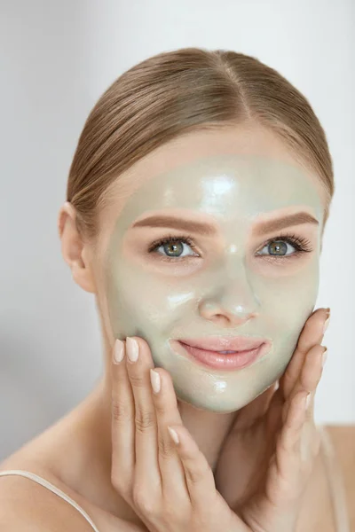 Peeling Schönheitsmaske. Frau zieht Maske im Gesicht ab — Stockfoto