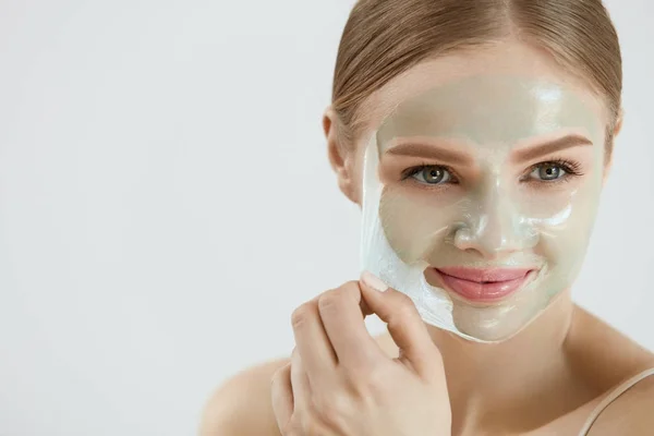 Mascarilla facial. Primer plano hermosa chica quitando máscara de piel —  Fotos de Stock