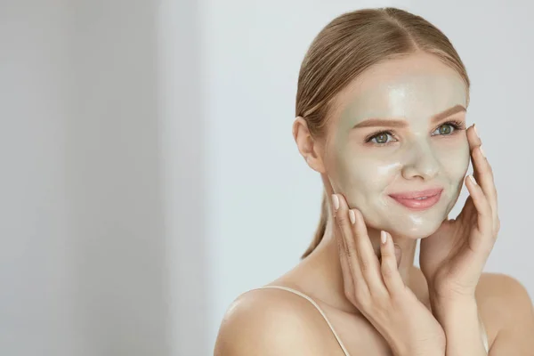 Máscara de belleza pelada. Mujer Aplicando Peel Off Mascara en la cara — Foto de Stock