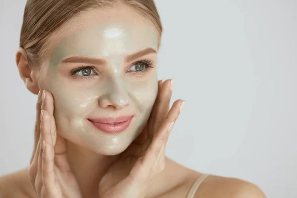 Máscara cosmética. Hermosa mujer sonriente aplicando máscara en la cara —  Fotos de Stock