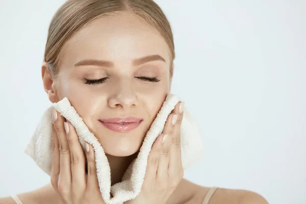 Kobieta, Czyszczenie skóry twarzy z biały ręcznik — Zdjęcie stockowe