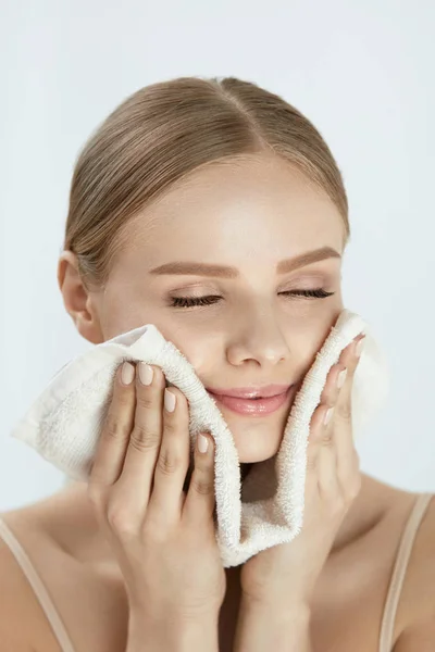 Mujer limpieza de la piel de la cara con toalla blanca — Foto de Stock