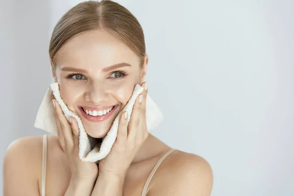 Pulizia della pelle del viso. bella felice ragazza lavaggio faccia — Foto Stock