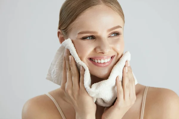 Mycie twarzy. Szczęśliwa kobieta suszenia skóry ręcznikiem — Zdjęcie stockowe