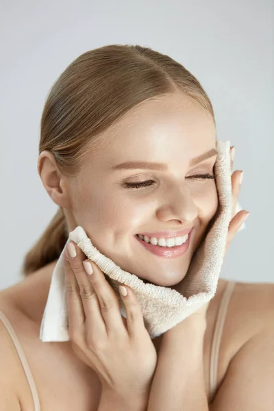 Lavarse la cara. Mujer feliz secando la piel con toalla — Foto de Stock
