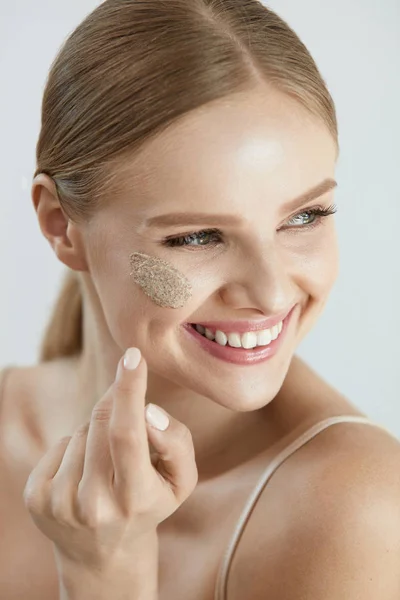 Face Skin Scrub. Smiling Female Applying Scrub On Face Skin — Stock Photo, Image