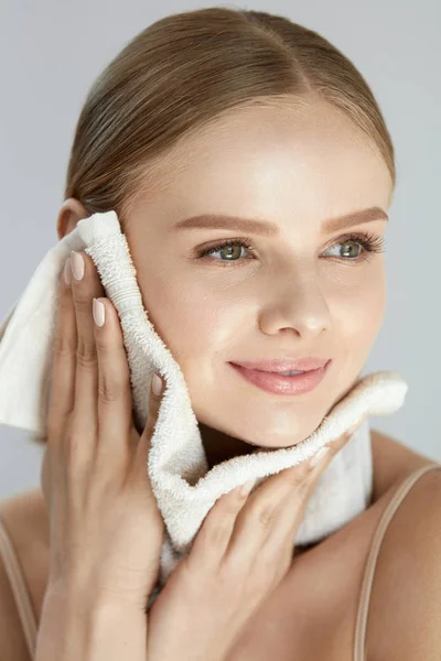 Woman Cleaning Face Skin With White Towel — Stock Photo, Image